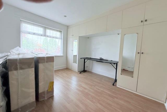 Room 3, 86, Elgar Avenue, Surbiton photo 3