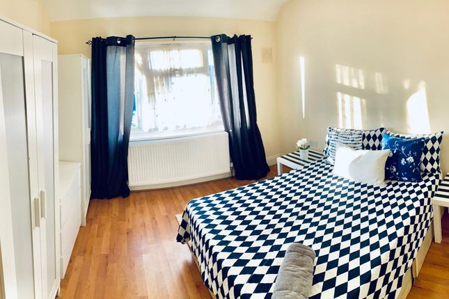 Thumbnail Room to rent in Paddock Road, London