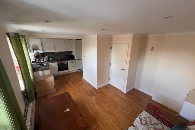 16 The Drummonds 745 749, - Dunstable Road, Luton photo 2