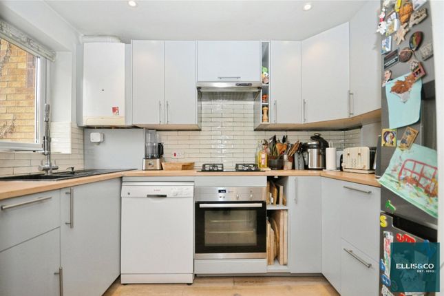 Greenway Close, Friern Barnet photo 2