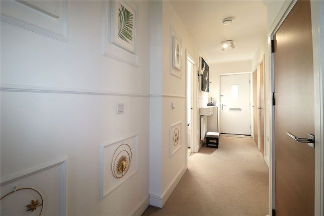 6, Inwood Close, Surrey photo 2