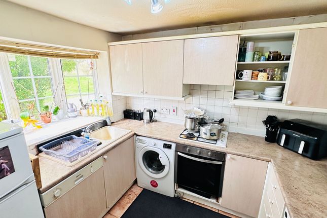 Aspen Drive, Wembley photo 3