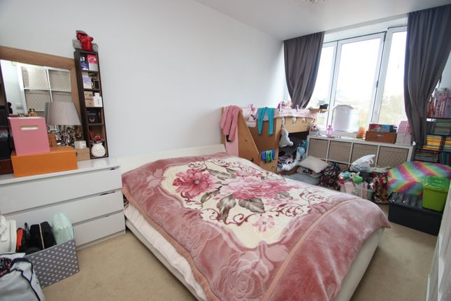Flat for sale in Knoll Rise, Orpington