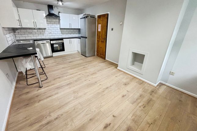 21 Everett Court,, Aldborough Close, Manchester photo 5