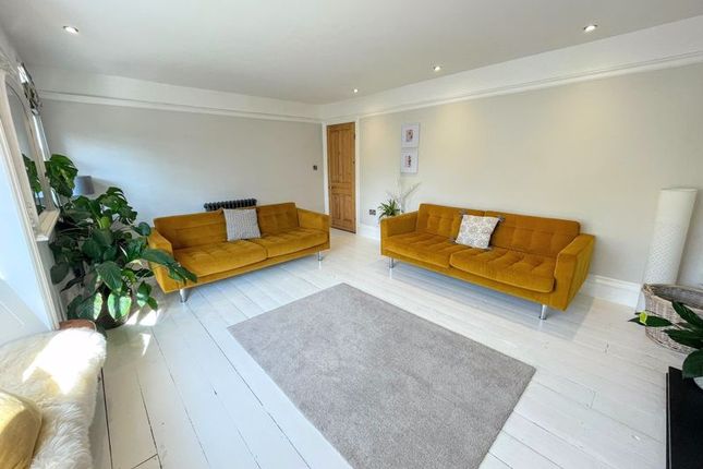 Flat to rent in High Street, Tring