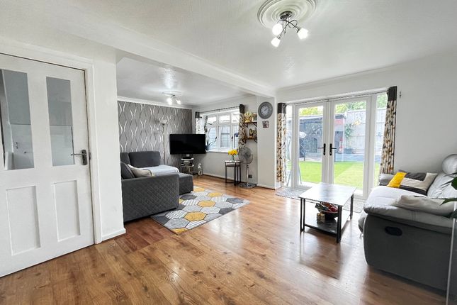 76 Udall Gardens, Romford photo 3