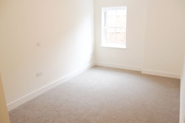 Flat to rent in Southend Road, Hockley