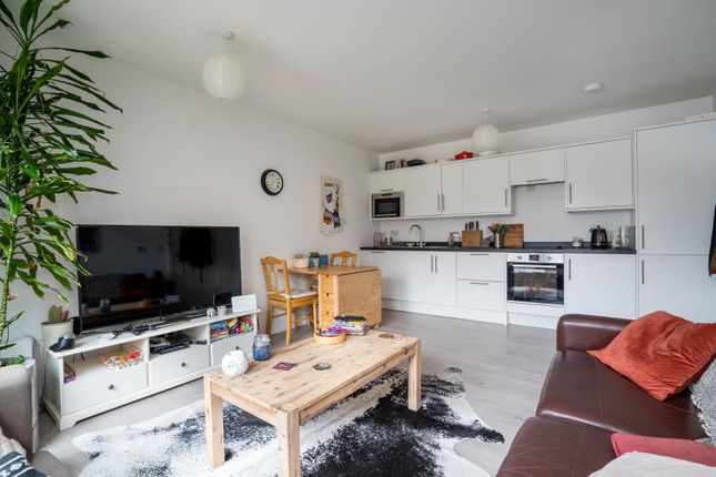 Caretakers Flat 16, Longfield Avenue, London photo 3