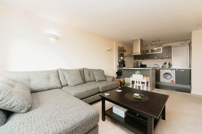 Flat for sale in Throwley Way, Sutton