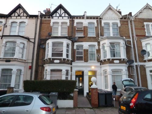 Flat to rent in Burton Road, Kilburn