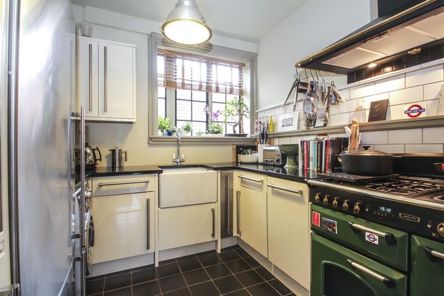 10 Belmont Hall Court, Belmont Grove, London photo 5