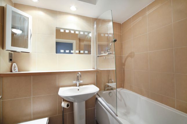Flat 9 29-31 Courtfield Road,, South Kensington, London photo 4