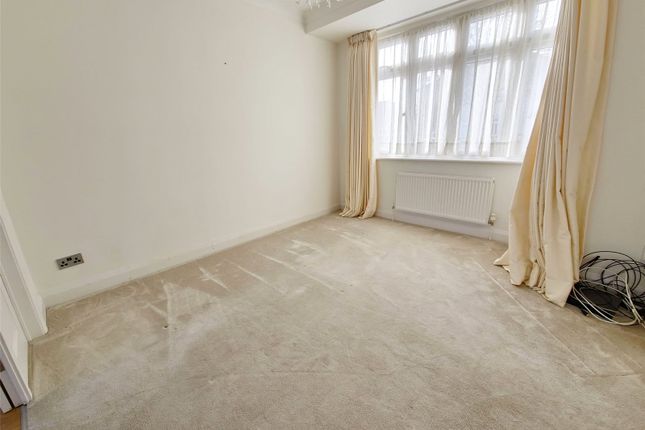 381, Chepstow Avenue, Hornchurch photo 4