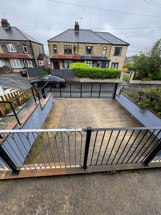 3 Holly Park Grove, Bradford photo 2