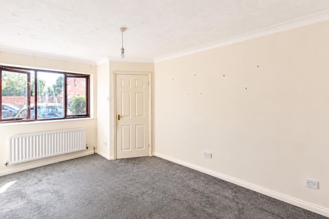 37, Wrens Park, Milton Keynes photo 2