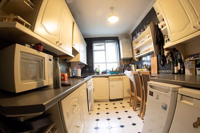 Flat to rent in Dancer Road, London