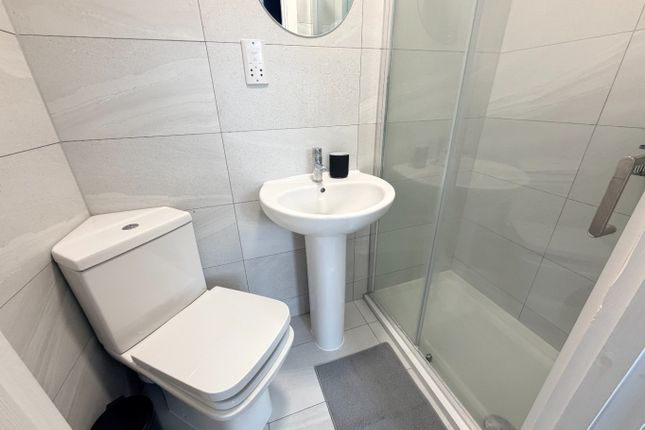 RM 4, 235 Crawley Green Road, Bedfordshire photo 3