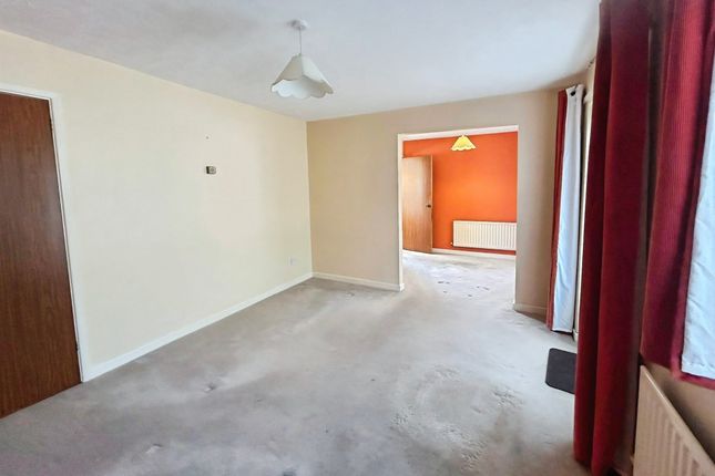 4, Goldsborough Close, Swindon photo 3