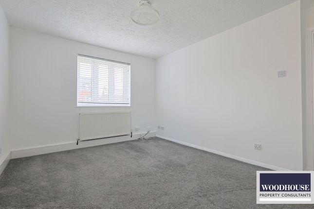 4, Friends Avenue, Cheshunt photo 3