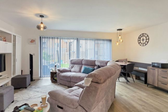 21, Severn Bore Close, Newnham-on-Severn photo 3