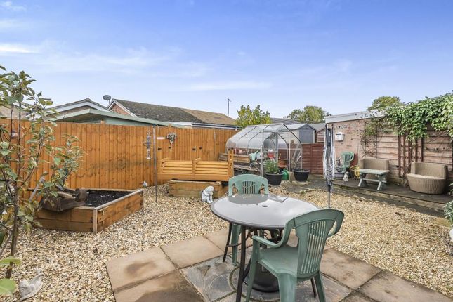 Bungalow to rent in Raymond Road, Bicester
