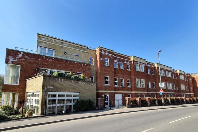 Thumbnail Flat for sale in Cainscross Road, Stroud