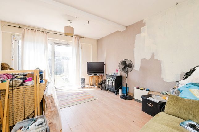 32, Neave Crescent, Romford photo 4