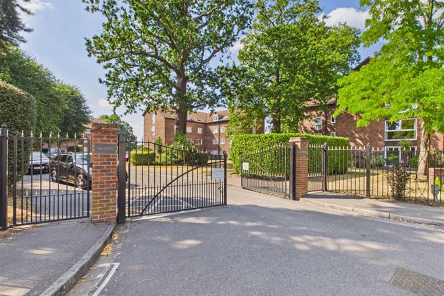 32, Hillrise, Surrey photo 2