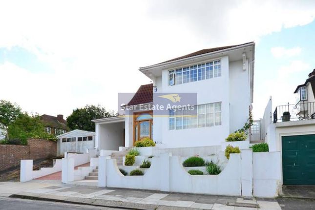 1 Highland Avenue, London photo 2