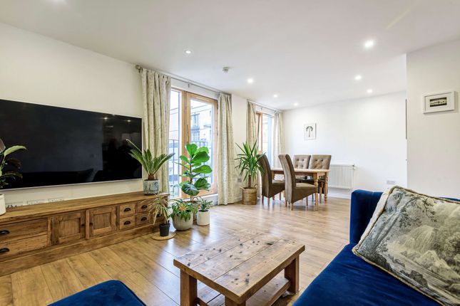 Thumbnail Flat for sale in Compass House, Wapping, London