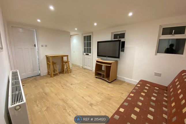 Twickenham Road, Hanworth, Feltham photo 2