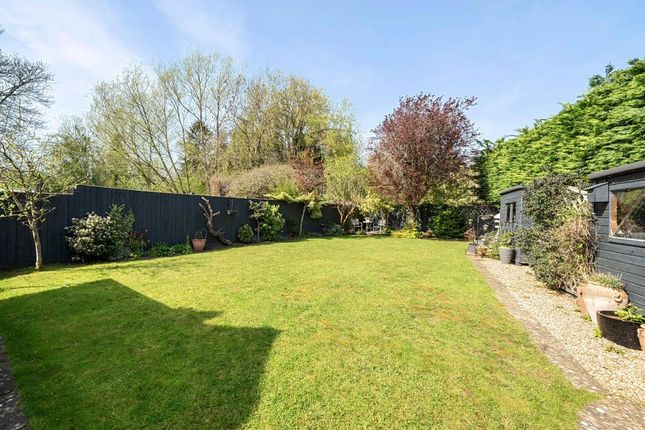 THE LARKS, Old Rectory Court, Wendlebury, Bicester photo 2