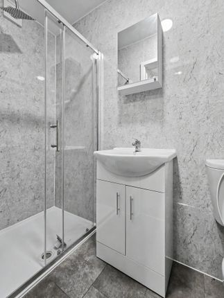 33B, Watford photo 3