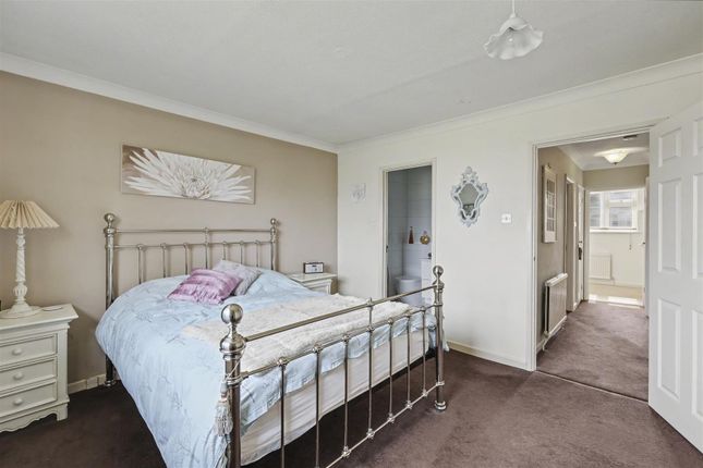 15, William Covell Close, Enfield photo 4