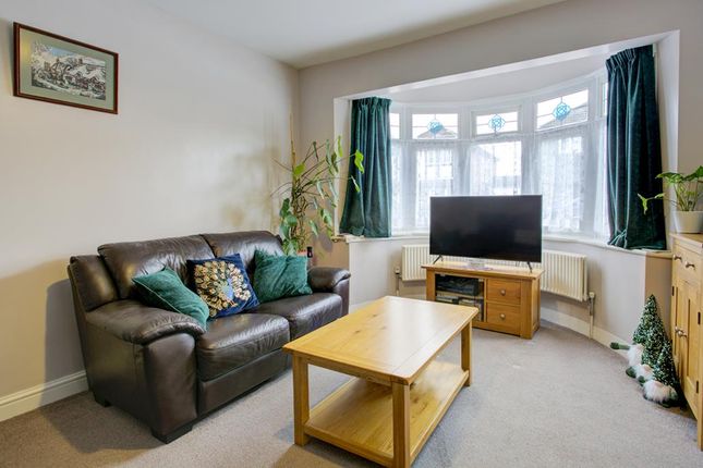 3, King Edward Avenue, Rainham photo 2