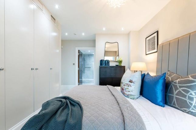 Flat for sale in Victoria, London