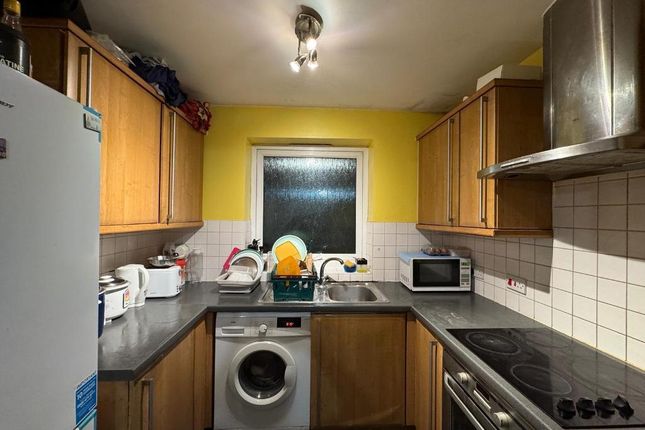 Chamberlain Close, London photo 4
