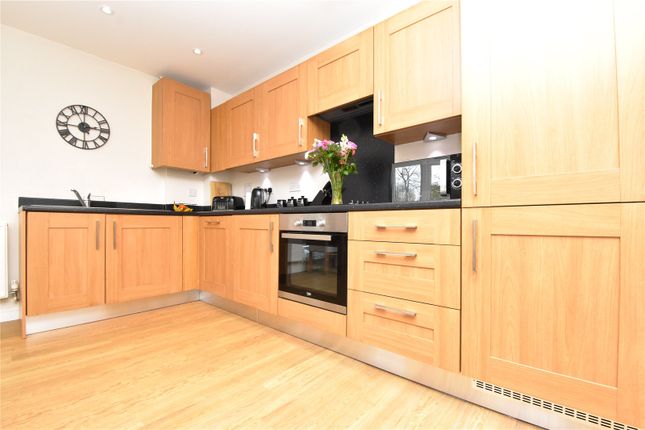 Flat for sale in Alcock Crescent, Crayford, Kent