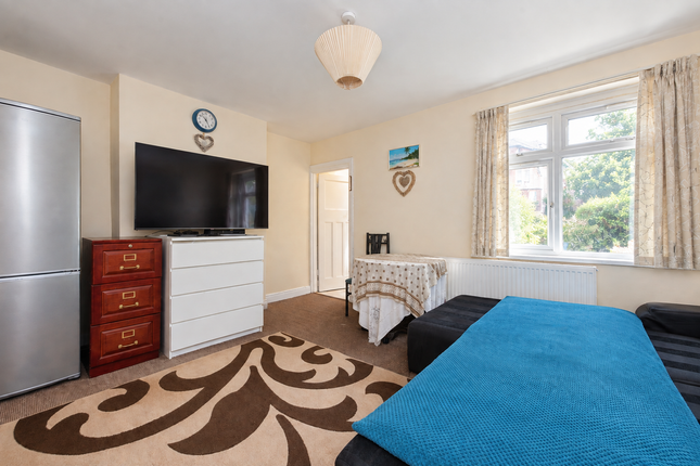 11, Islay Gardens, Hounslow photo 4