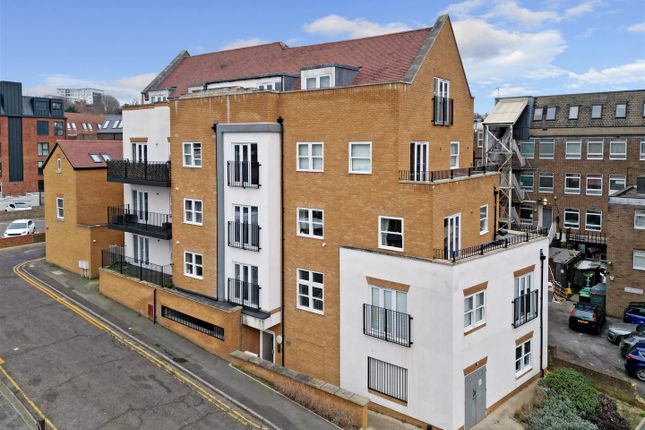 Flat for sale in Henry Place, The Mount, Brentwood, Essex