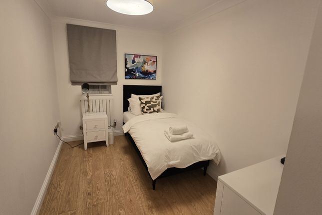Lndn-Run995 - Flat 10 Flat 10,, Bader Court, London photo 3