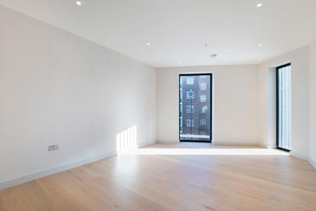 Flat to rent in Sutherland Street, London