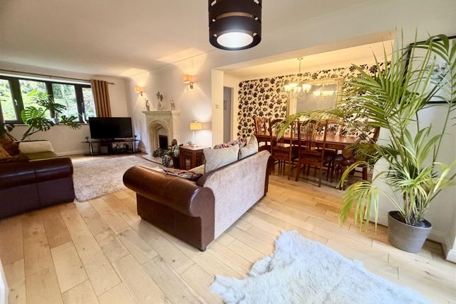 32, Oxford Drive, Leeds photo 2