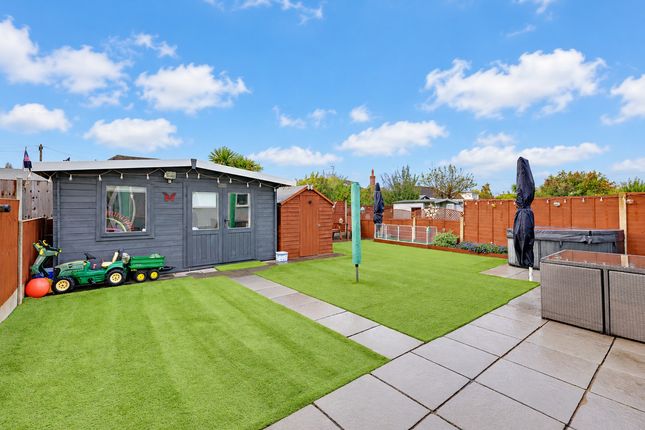 Southwold Crescent, Benfleet photo 4