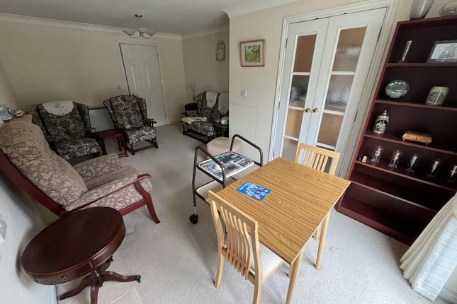 281 Flat 21, Mead Court, Station Road, Addlestone photo 3