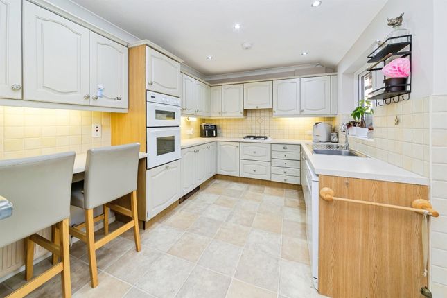 64, Lashmere, Crawley photo 4