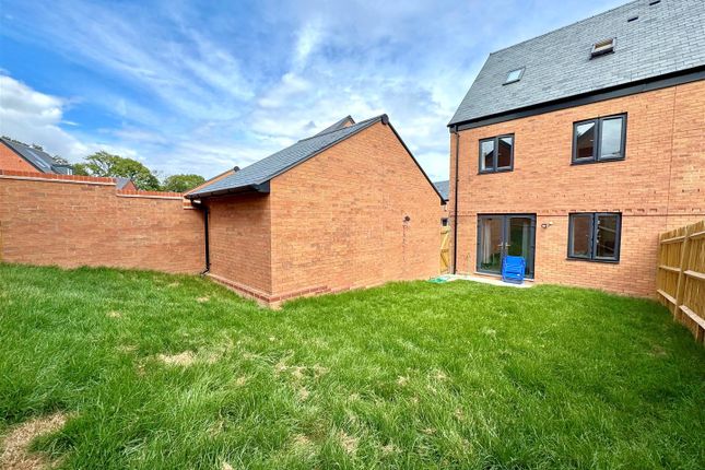 35, Fieldfare Road, Whiteley photo 2