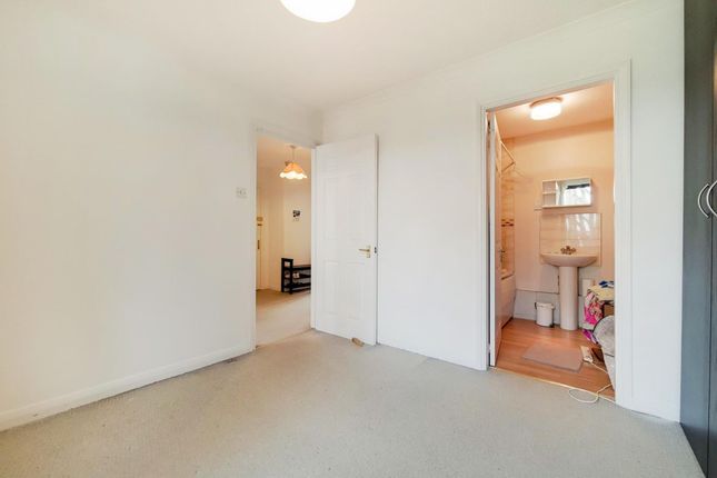 Flat 28a, Etchingham Court Etchingham Park Road, London photo 4