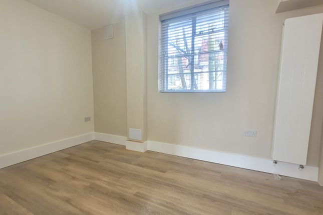 Flat to rent in Colney Hatch Lane, London