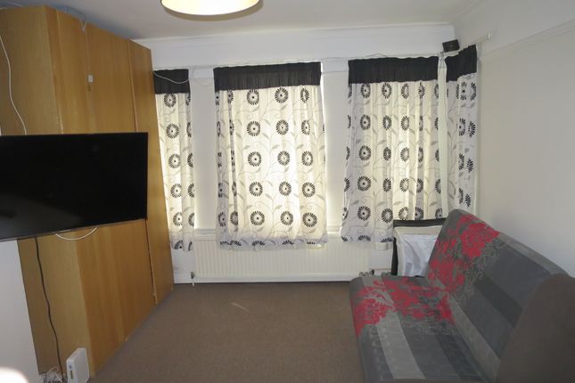 18, Runnymede Gardens, Greenford photo 3